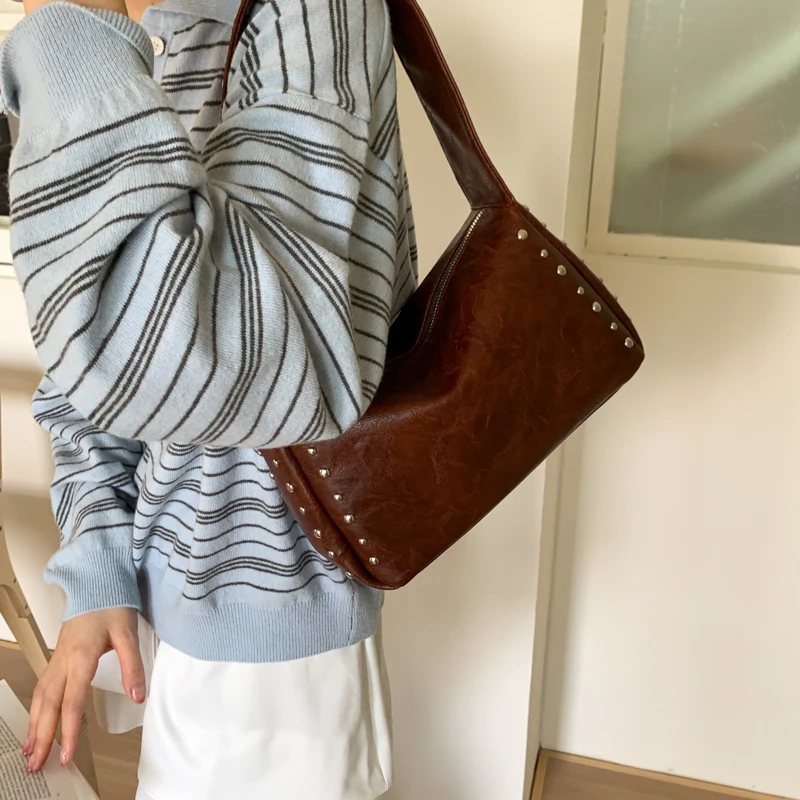 오리지널 디자인, 리벳 장식, 부드러운 가죽 소재, 바 - Women Bags 2026 Trends 리뷰 및 가격